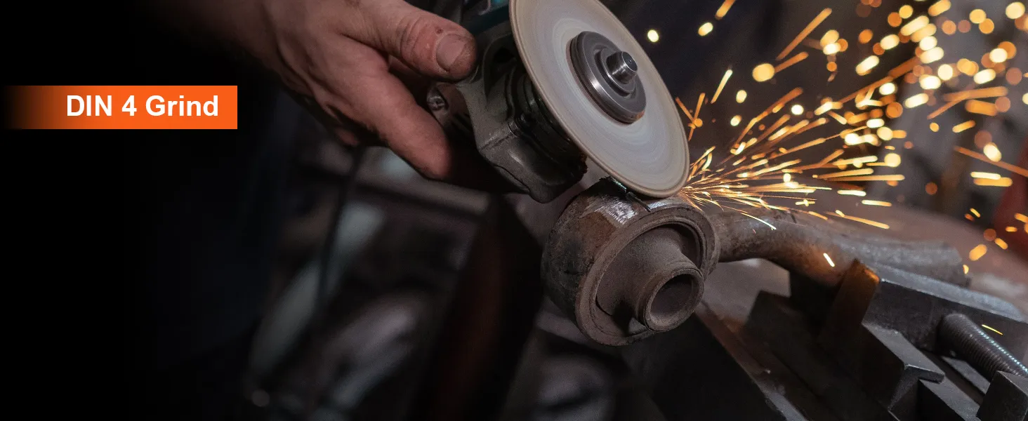 moler metal con una herramienta manual que emite chispas, con superposición de texto "din 4 grind".
