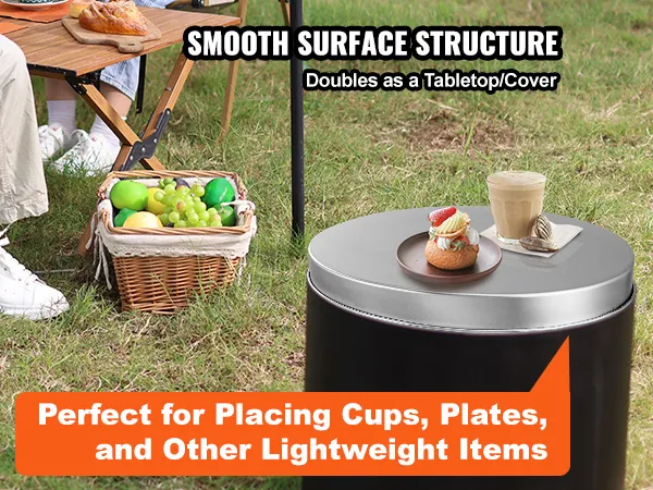 Leute, die mit Tassen und Tellern im Freien auf einer VEVOR-Feuerstellenabdeckung sitzen, umgeben von Gras.