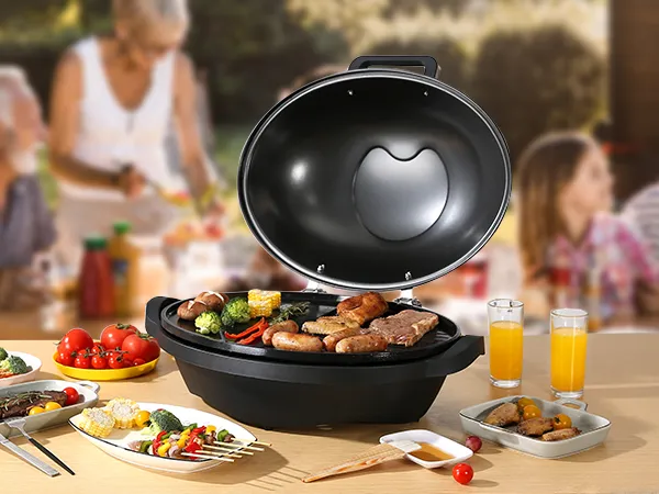 Parrilla eléctrica VEVOR con alimentos variados, tomates, brochetas y jugo sobre una mesa, grupo al fondo.