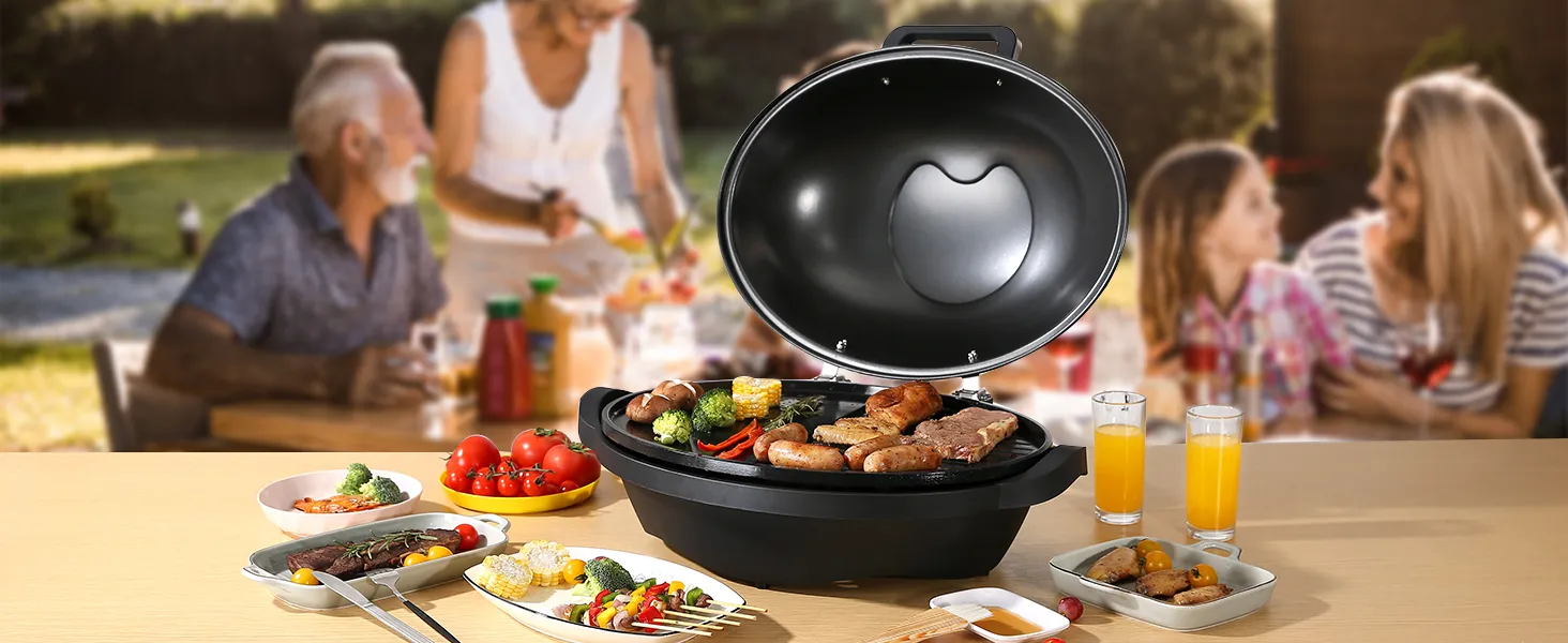 Parrilla eléctrica VEVOR con alimentos variados, tomates, brochetas y jugo sobre una mesa, grupo al fondo.