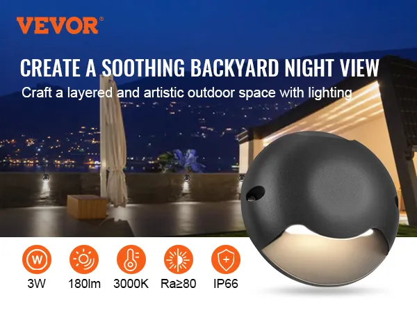 Luces de cubierta VEVOR que muestran la vista nocturna del patio trasero con un ambiente relajante; 3 W, 180 lm, 3000 K, clasificación IP66.