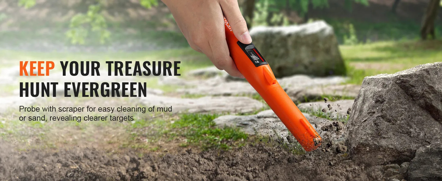 mano che utilizza il puntatore del metal detector VEVOR su un terreno roccioso in una zona boscosa con rocce e vegetazione.