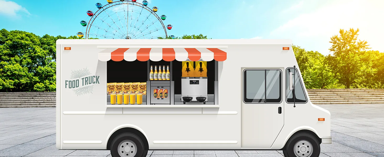 Camión de comida con bocadillos, bebidas y máquina de granizados comerciales VEVOR debajo de un toldo de rayas al lado de una noria.