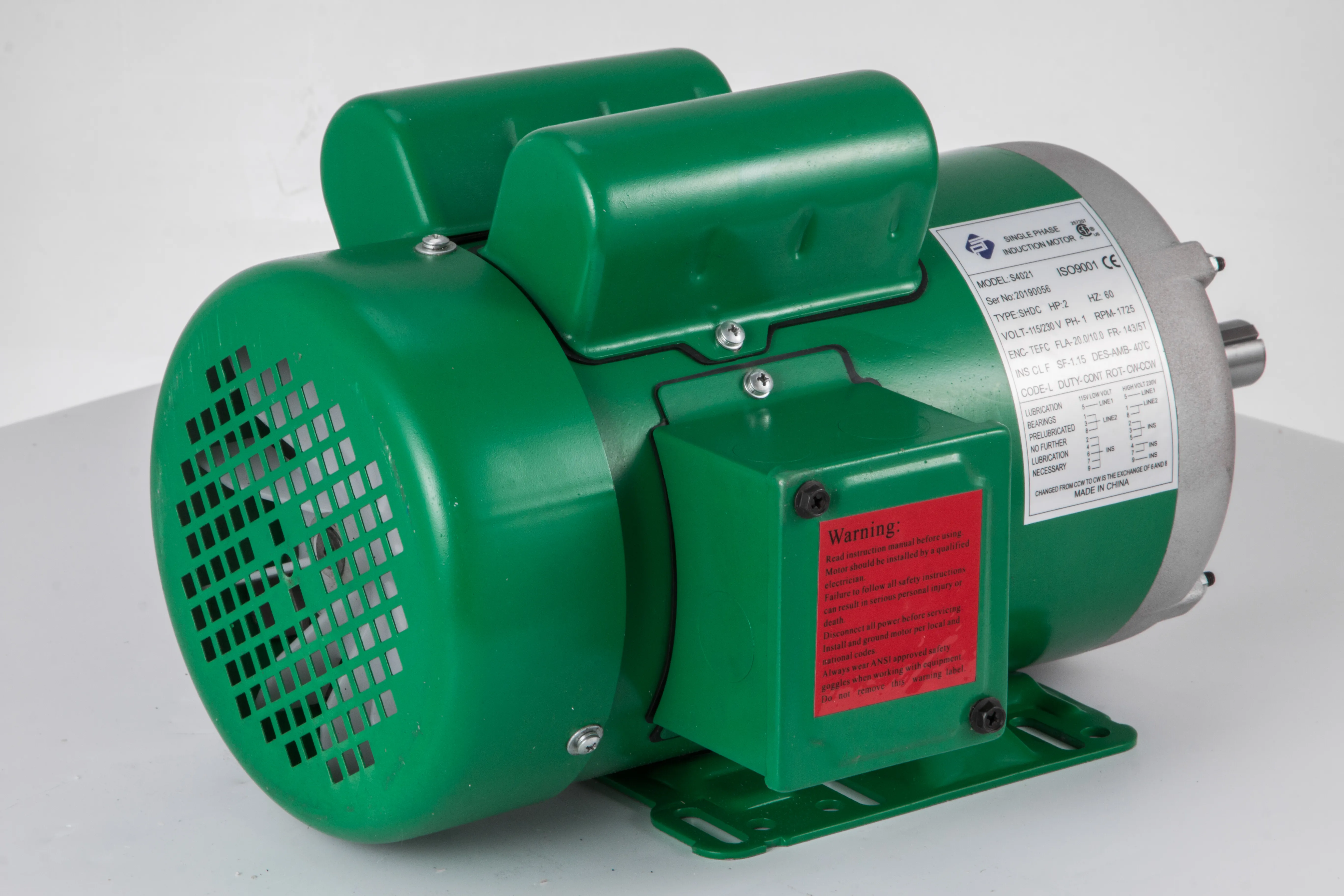 Motor eléctrico VEVOR verde con etiqueta y pegatina de advertencia, vista lateral.