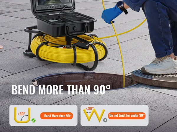 Cámara de alcantarillado VEVOR que muestra un cable flexible doblado más de 90 grados con un trabajador utilizándolo junto a una alcantarilla abierta.