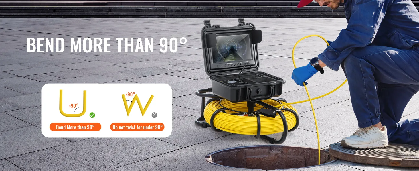 Cámara de alcantarillado VEVOR que muestra un cable flexible doblado más de 90 grados con un trabajador utilizándolo junto a una alcantarilla abierta.