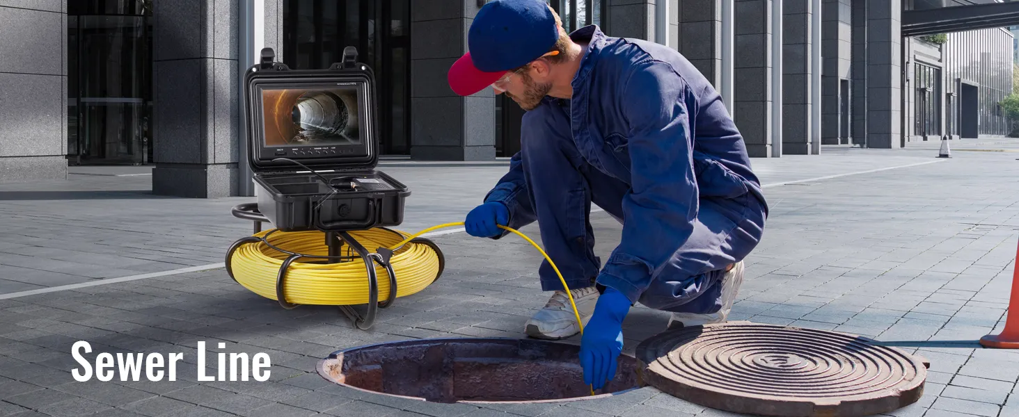 Técnico que utiliza una cámara de alcantarillado VEVOR para inspección con un gran edificio moderno al fondo, etiquetado como "línea de alcantarillado".