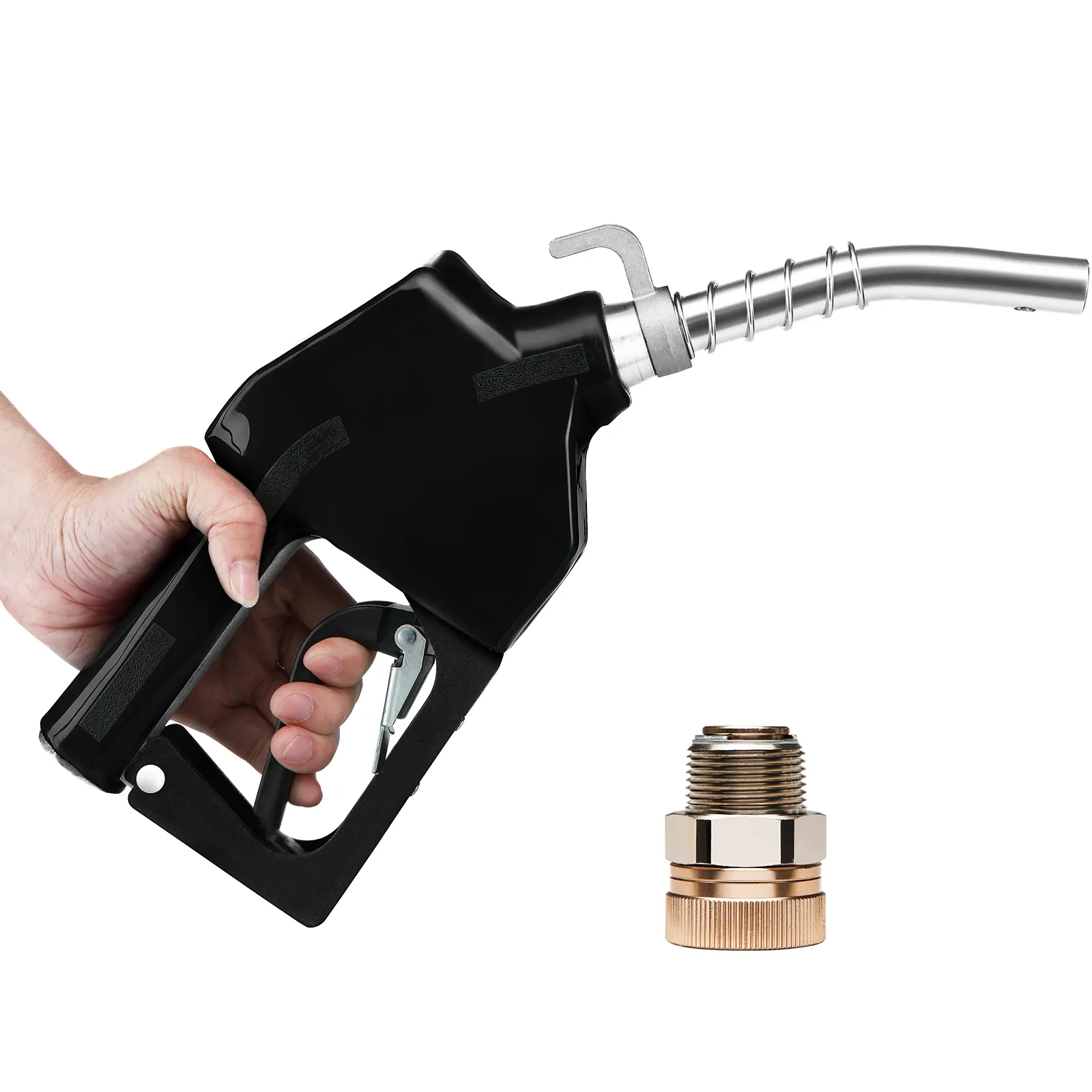 mano sosteniendo una boquilla de combustible VEVOR negra junto a un adaptador de latón sobre un fondo blanco.