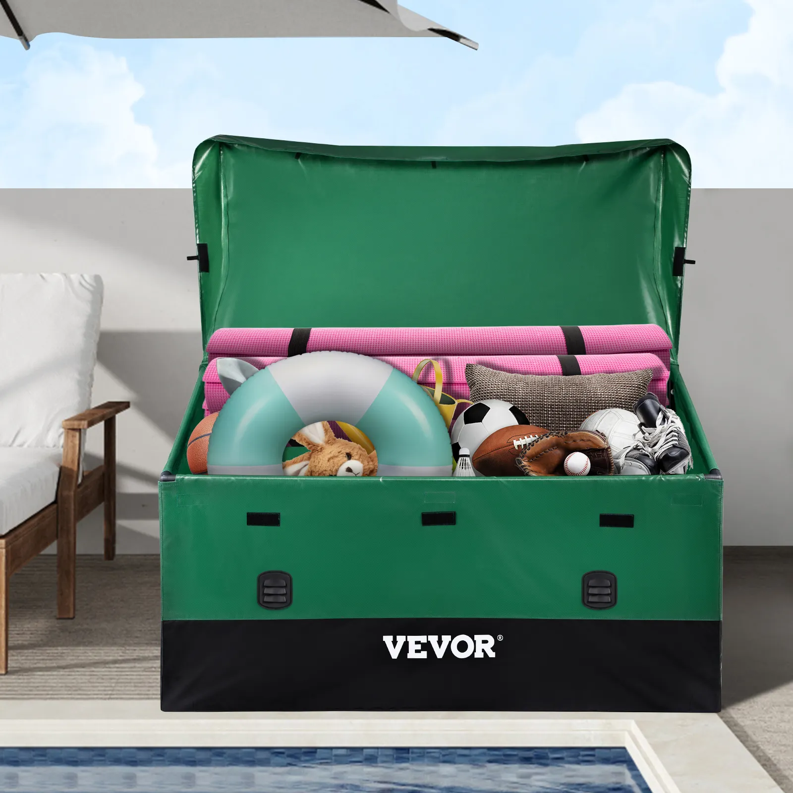 Contenitore da esterno VEVOR vicino alla piscina con giocattoli, attrezzatura sportiva e salvagente.