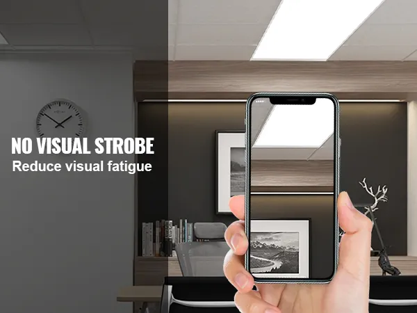 mano sosteniendo un teléfono inteligente que no muestra ningún efecto estroboscópico visual de la luz de panel plano LED VEVOR en la oficina.