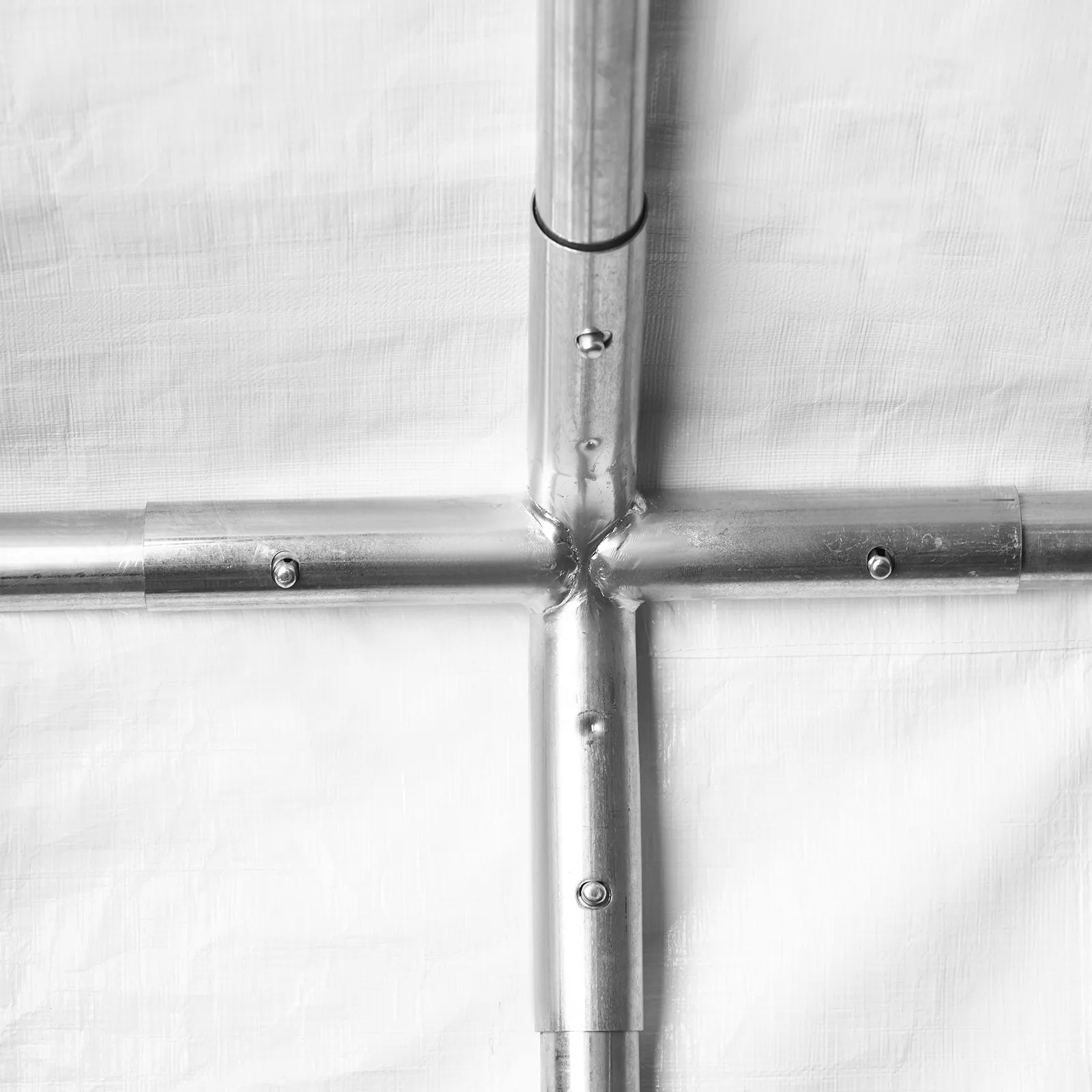 Verbindungen und Anschlüsse des Metallrahmens des VEVOR-Carports auf weißem Planenhintergrund.