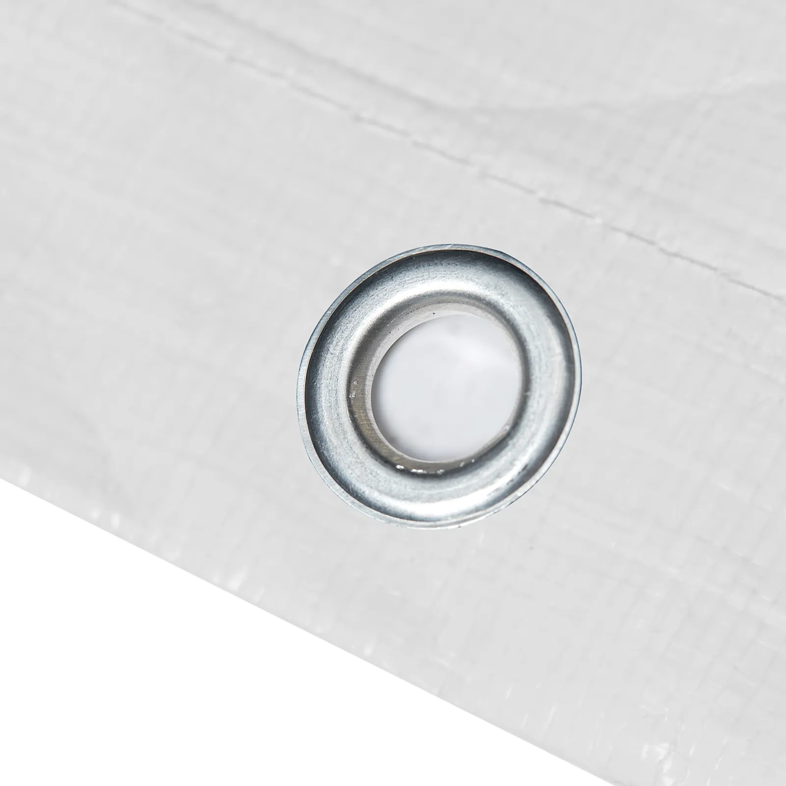 Nahaufnahme einer Metalltülle auf einer weißen Plane für einen VEVOR-Carport.