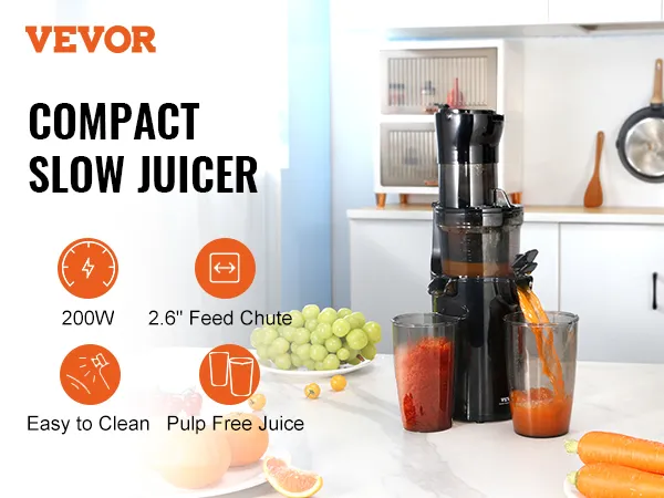 Exprimidor masticador VEVOR extrayendo jugo en vidrio, rodeado de frutas y verduras frescas en la cocina.