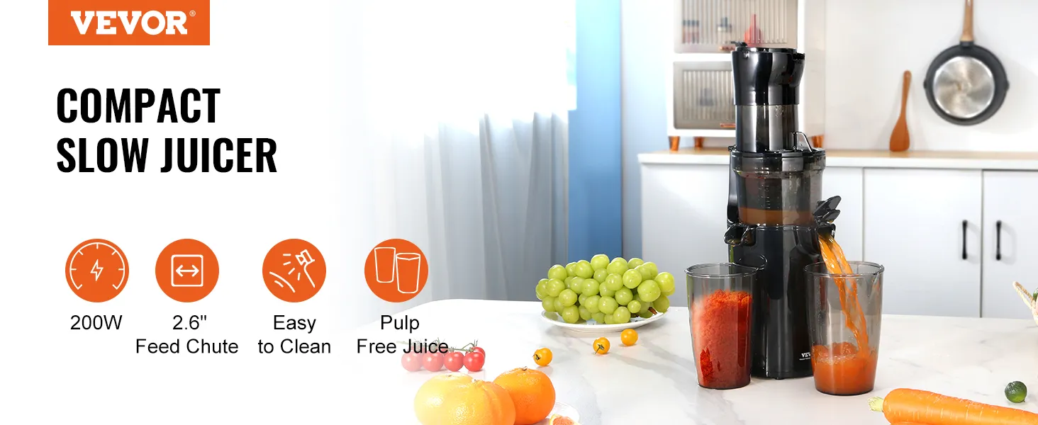 Exprimidor masticador VEVOR extrayendo jugo en vidrio, rodeado de frutas y verduras frescas en la cocina.