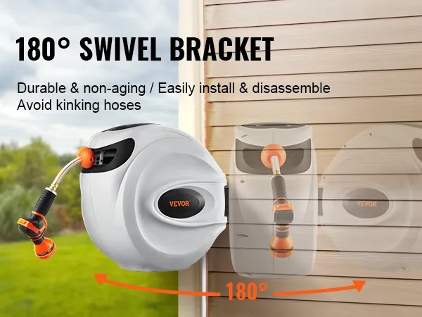 Enrollador de manguera retráctil VEVOR con soporte giratorio de 180° en una pared exterior, con un fondo de jardín.