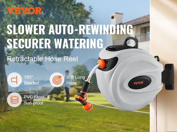 Enrollador de manguera retráctil VEVOR montado de forma segura en una pared con un jardín de fondo.
