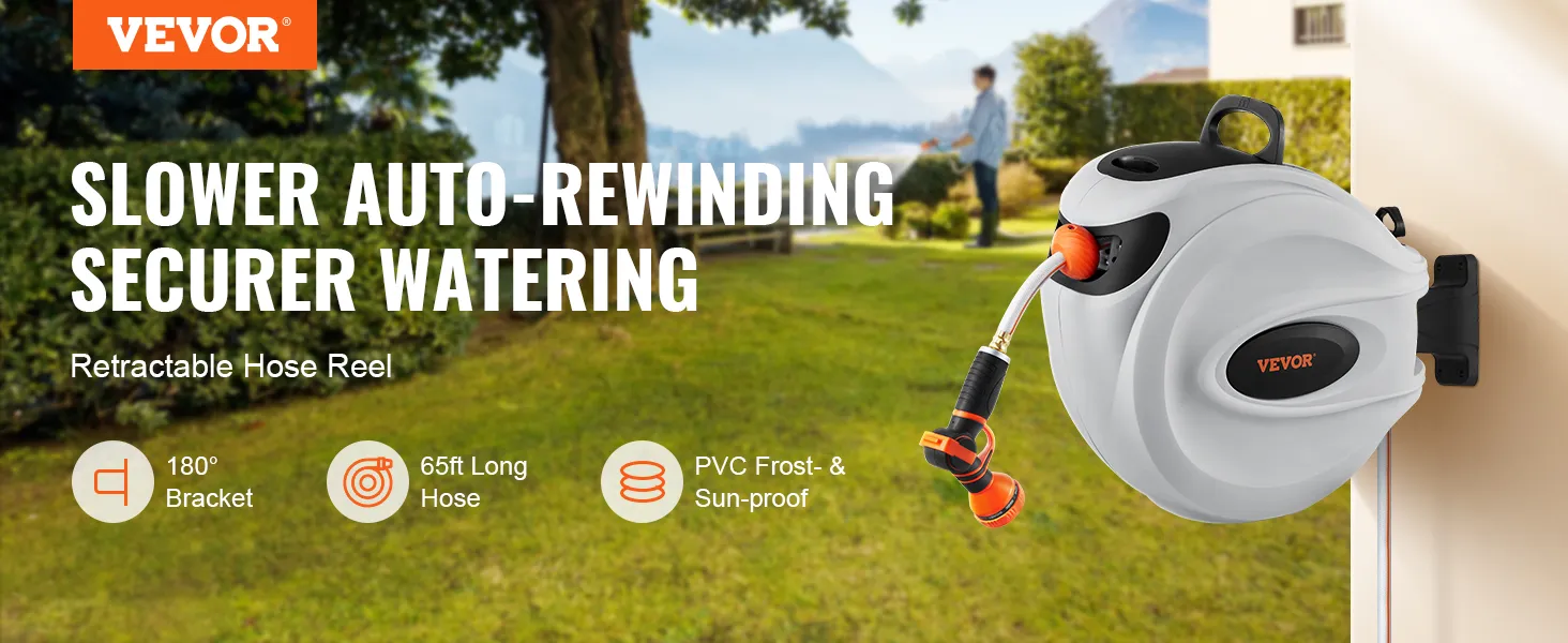 Enrollador de manguera retráctil VEVOR montado de forma segura en una pared con un jardín de fondo.