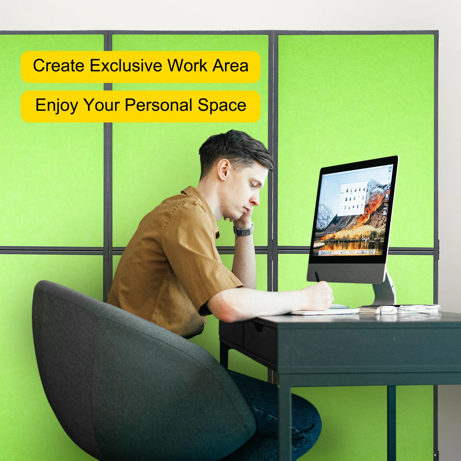 persona che lavora alla scrivania davanti a un divisorio acustico VEVOR, con pannelli verdi dietro.