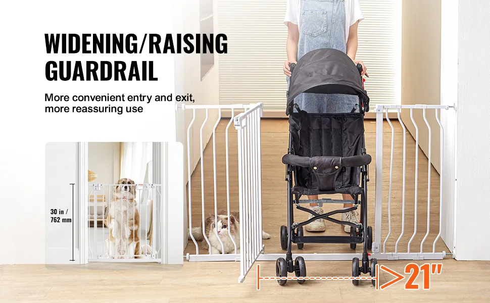 entree met kinderwagen en huisdieren achter het VEVOR-babyhekje, met een hoogte van 30 inch en een breedte van ruim 21 inch.
