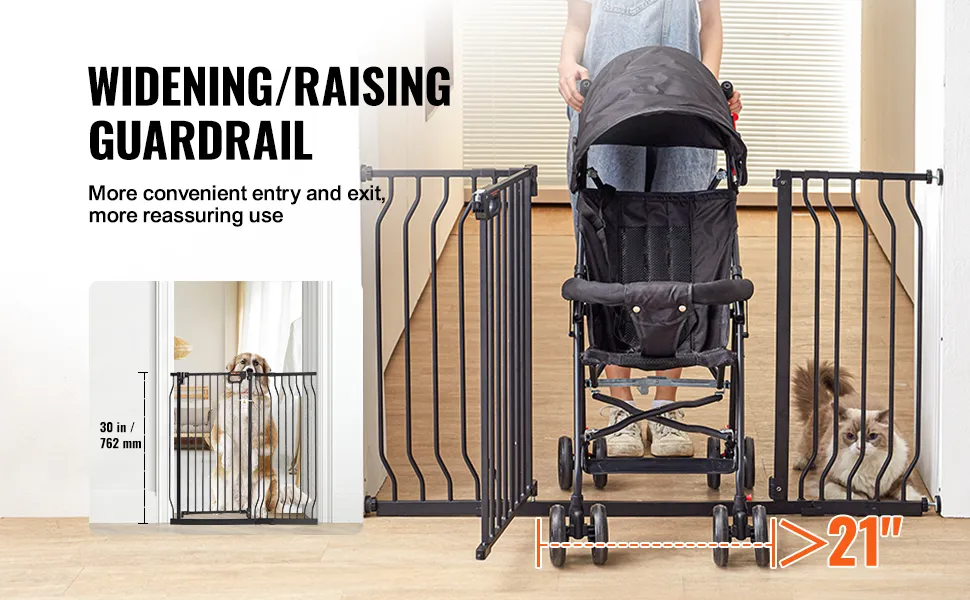 VEVOR-Kinderschutzgitter im Flur mit Hund auf der einen Seite und Kinderwagen, der durch die Toröffnung geht. Torhöhe: 30 Zoll.