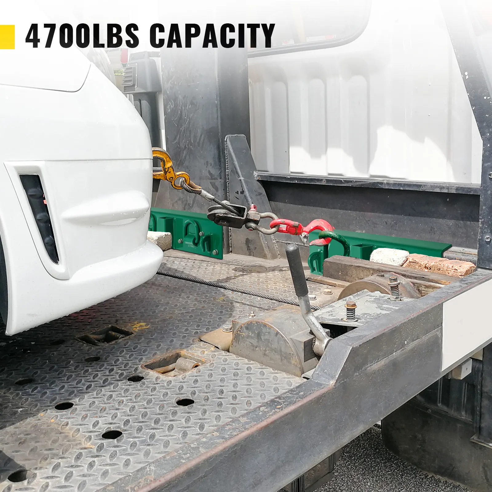 Ganchos de tractor VEVOR que remolcan un vehículo blanco, que muestra un texto con una capacidad de 4700 libras.