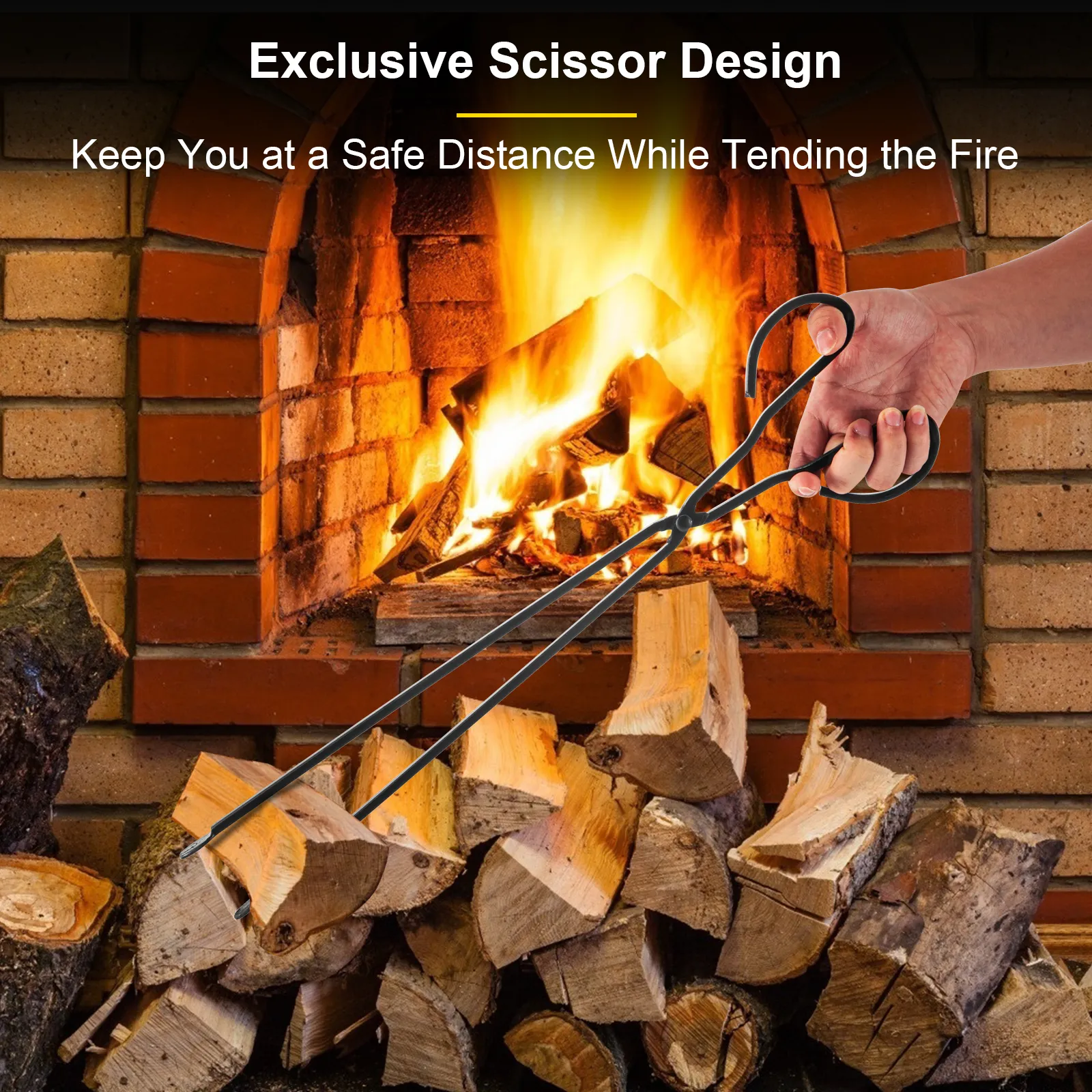 Mano usando pinzas cerca del fuego en una chimenea de ladrillo con troncos y rejilla de fuego VEVOR.