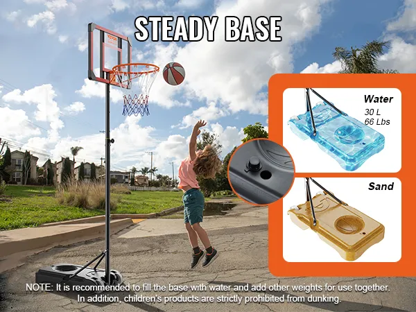 Niño jugando baloncesto al aire libre con un aro de baloncesto VEVOR con base estable de agua y arena.