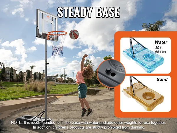 Niño jugando baloncesto al aire libre usando el aro de baloncesto VEVOR con una base resistente con opción de agua o arena.