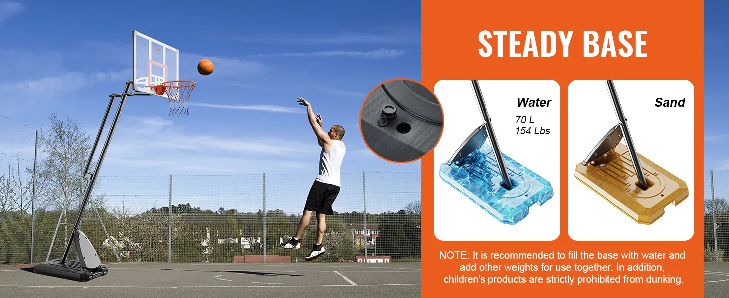 VEVOR basketbalring op een betonnen veld met een speler die een schot richt, met een voet die gevuld kan worden met water of zand.