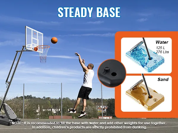 VEVOR basketbalring met stevige voet voor water en zand, man schiet buiten een basketbal.