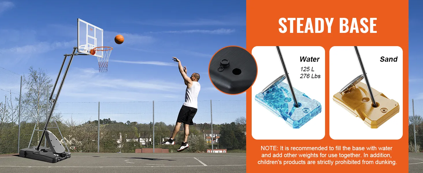 VEVOR basketbalring met stevige voet voor water en zand, man schiet buiten een basketbal.