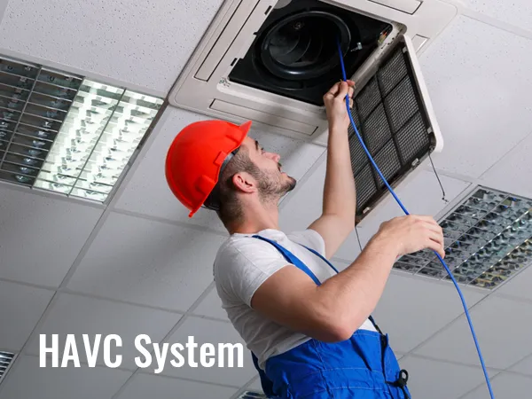 HVAC-Techniker überprüft Deckenluftkanalsystem