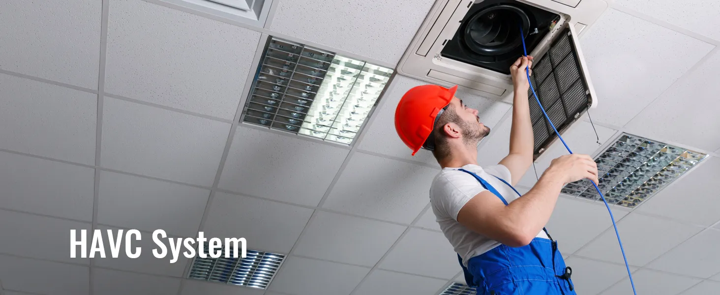 HVAC-Techniker überprüft Deckenluftkanalsystem