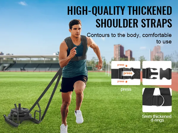 persona che tira la slitta per l'allenamento con i pesi VEVOR su un campo erboso, in cui sono in mostra gli spallacci ispessiti.