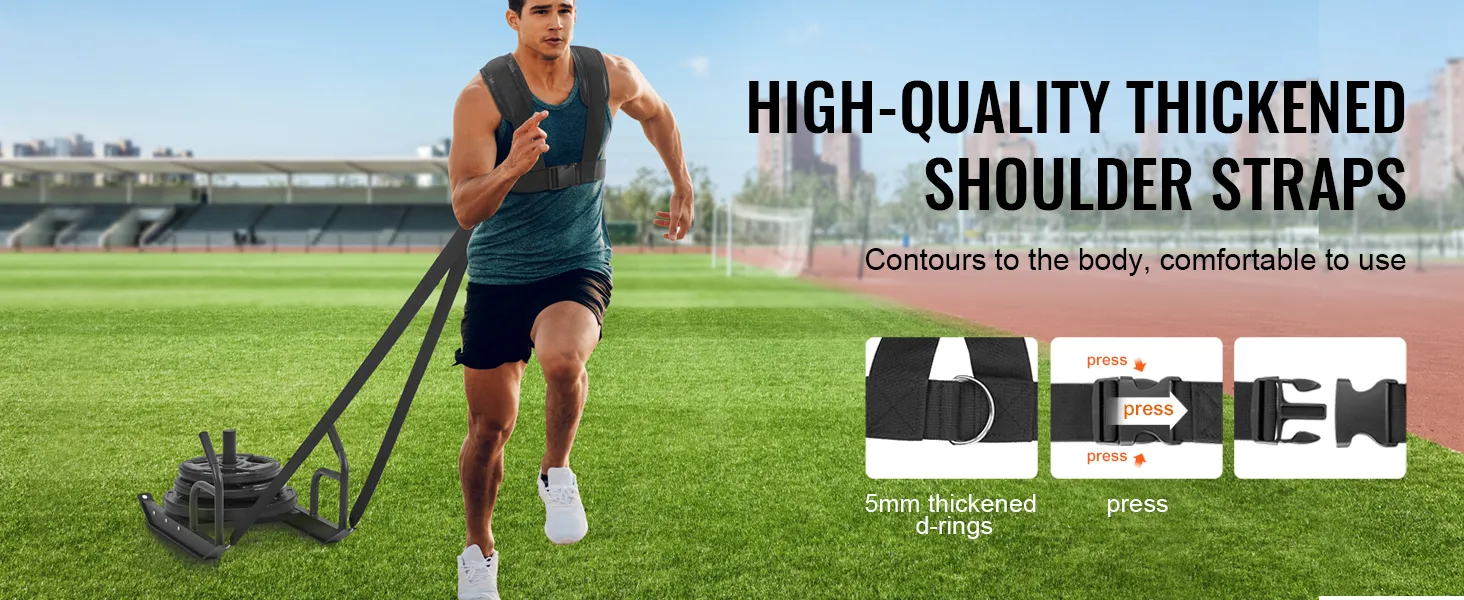 persona che tira la slitta per l'allenamento con i pesi VEVOR su un campo erboso, in cui sono in mostra gli spallacci ispessiti.