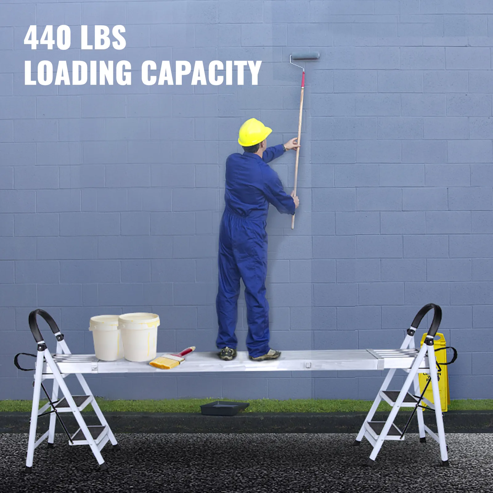 Trabajador pintando una pared utilizando una tabla de trabajo de aluminio VEVOR, con capacidad para 440 libras.