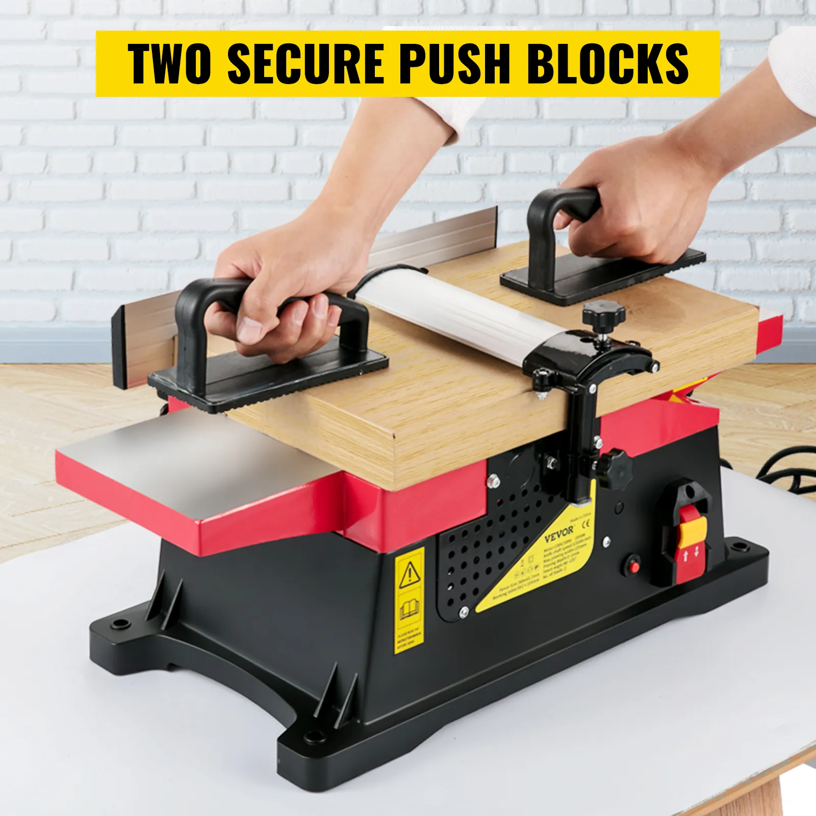 Regruesadora de sobremesa para carpintería VEVOR con bloques de empuje en funcionamiento.