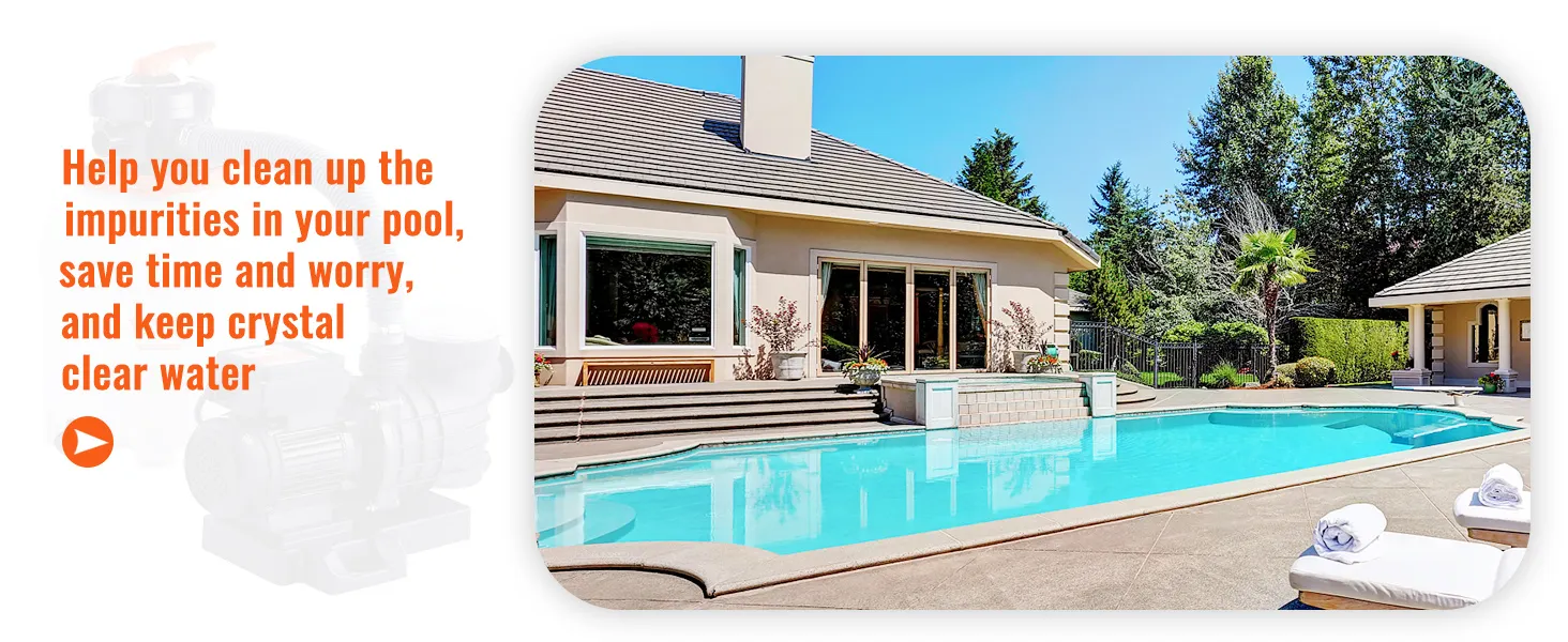 Hermosa vista de la piscina de una casa moderna con bomba de filtro de arena VEVOR que resalta el agua limpia y clara.