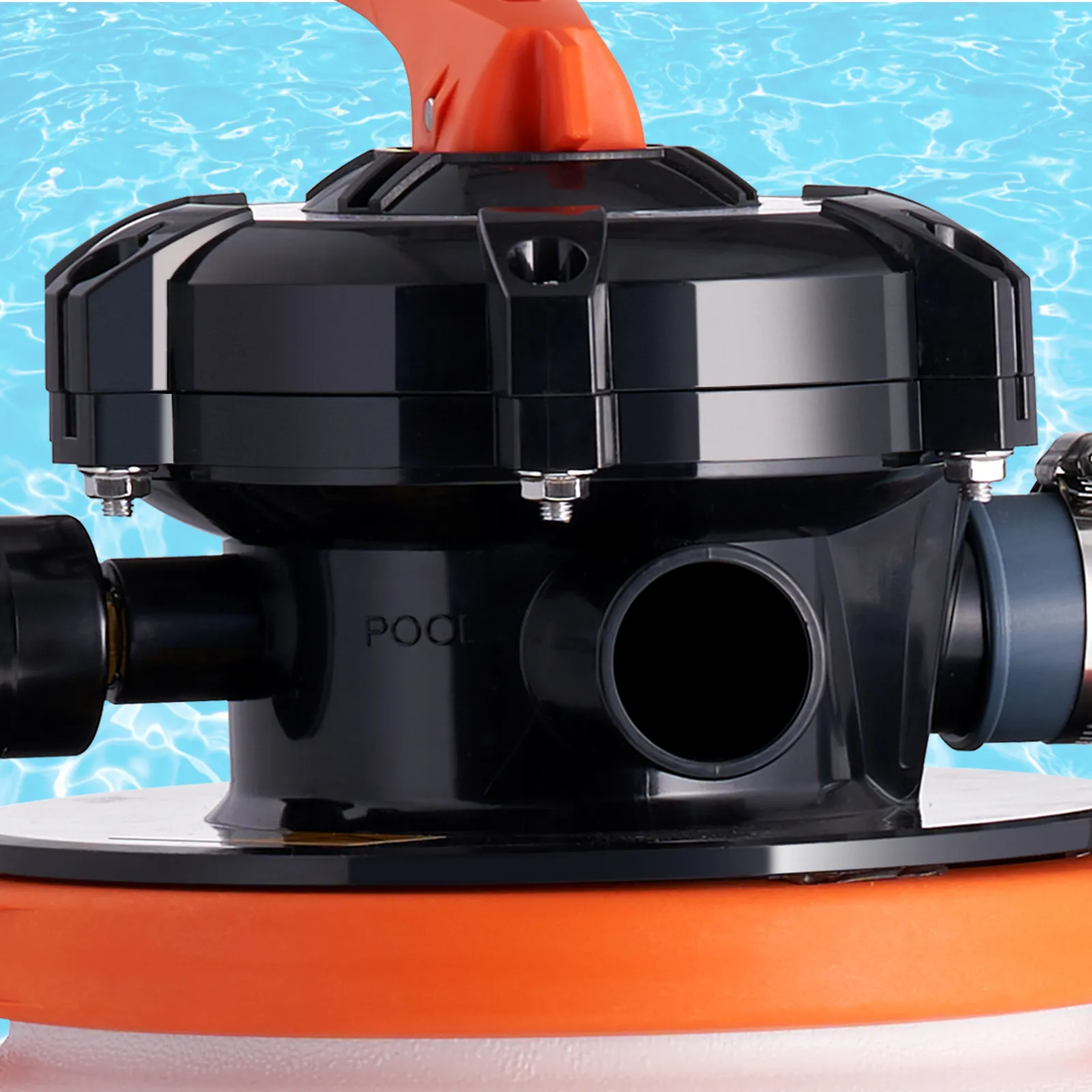 Primer plano de la bomba de filtro de arena VEVOR con mango naranja sobre un fondo de piscina azul brillante.