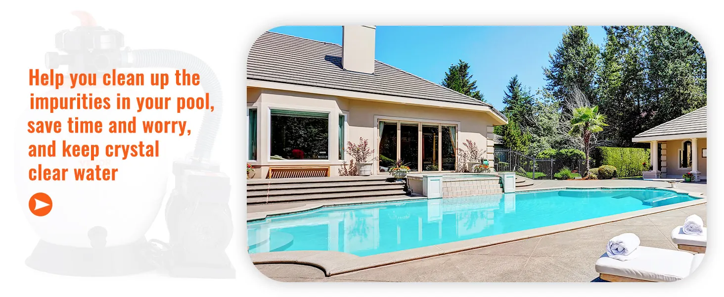 Vista a la piscina con agua cristalina, casa grande y texto de bomba de filtro de arena VEVOR.