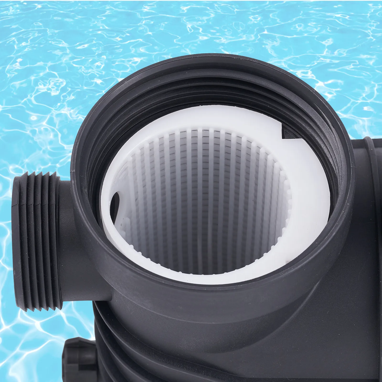 Bomba de filtro de arena VEVOR en blanco y negro con agua de piscina al fondo.