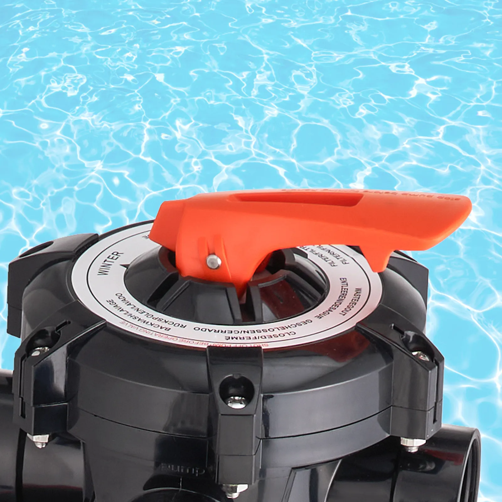 Mango naranja y válvula negra de una bomba de filtro de arena VEVOR sobre un fondo de piscina azul claro.