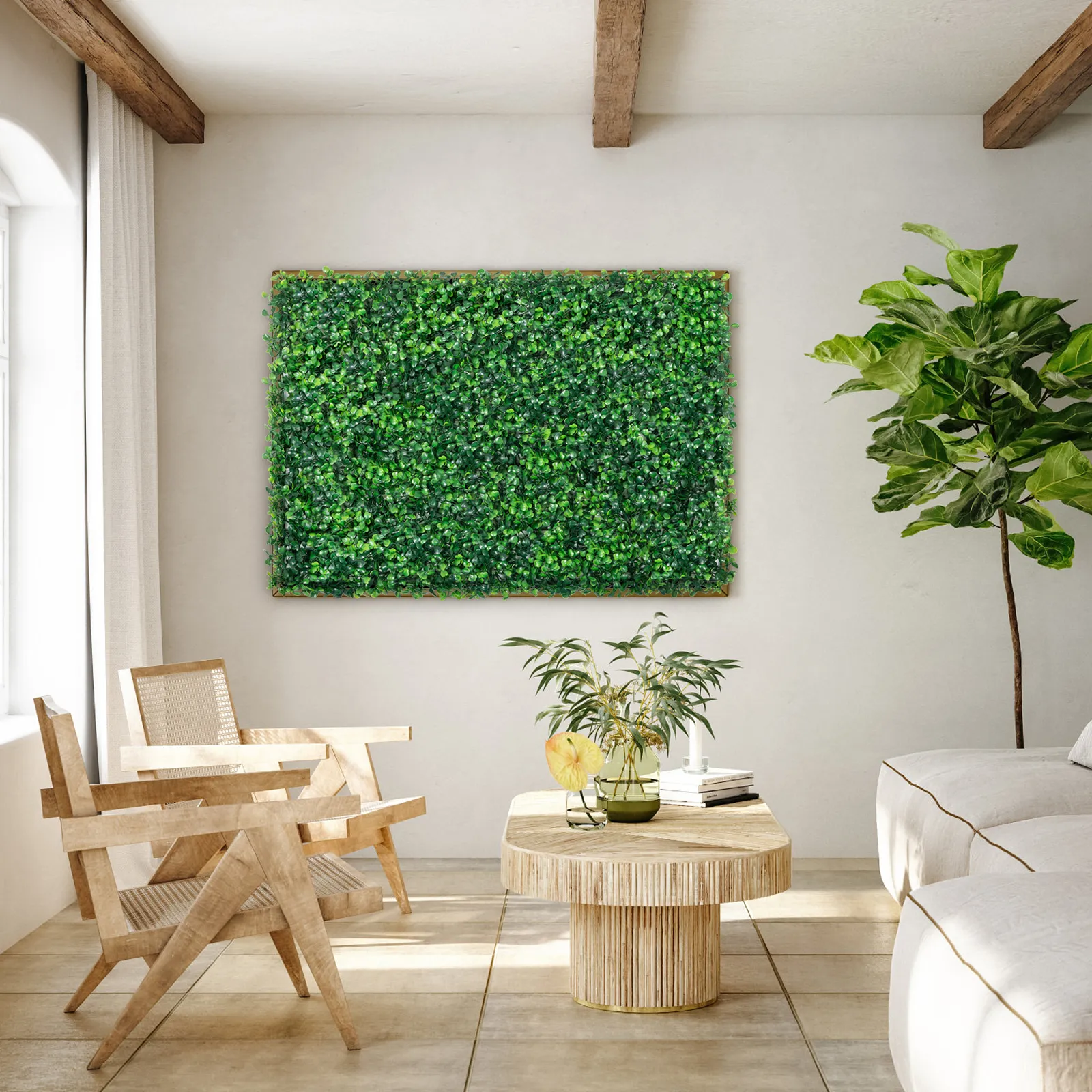 Acogedora sala de estar con panel de boj artificial VEVOR en la pared, muebles de madera y plantas.