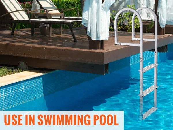 In einem makellosen Swimmingpool installierte VEVOR-Anlegeleiter, die einen sicheren und stabilen Einstieg ins Wasser ermöglicht.