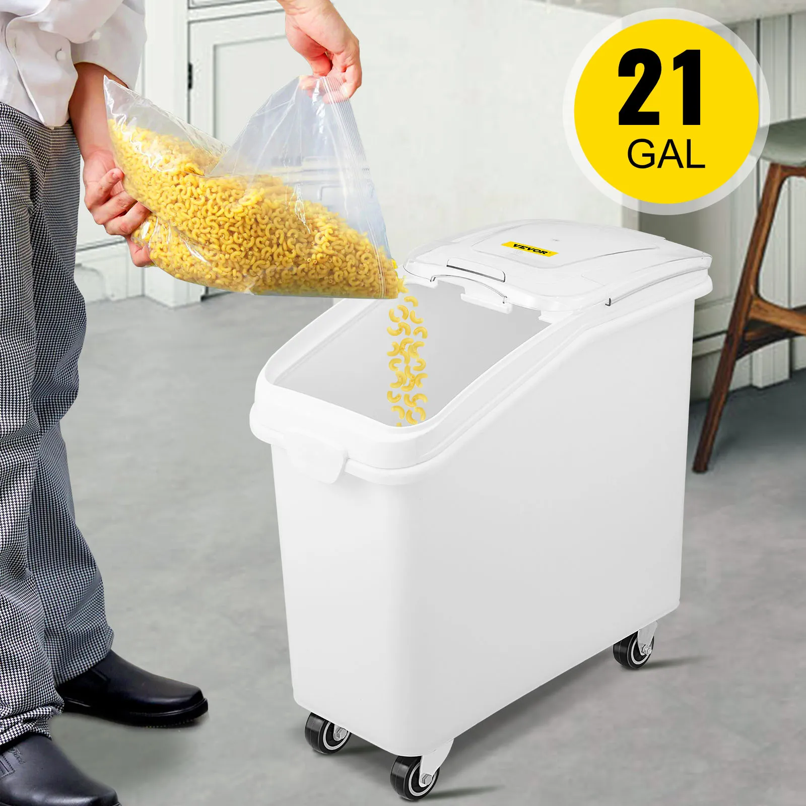 Chef vertiendo pasta en el contenedor de ingredientes VEVOR con capacidad de 21 galones sobre ruedas.