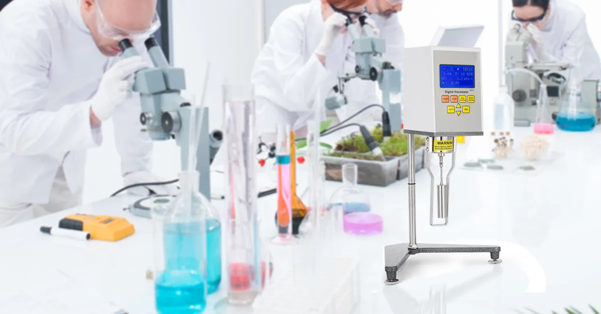 Científicos en un laboratorio con un viscosímetro digital VEVOR y varios equipos de laboratorio.