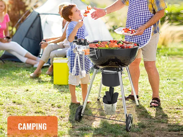 Camping familiar con una parrilla de carbón VEVOR, disfrutando de una barbacoa bajo una carpa con exuberante vegetación alrededor.