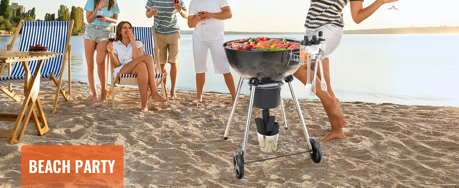 Fiesta en la playa con parrilla de carbón VEVOR, con comida de barbacoa y gente disfrutando en la orilla de arena.