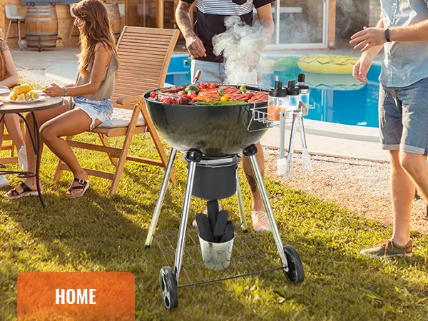 Reunión de barbacoa al aire libre con parrilla de carbón VEVOR, amigos y entorno junto a la piscina.