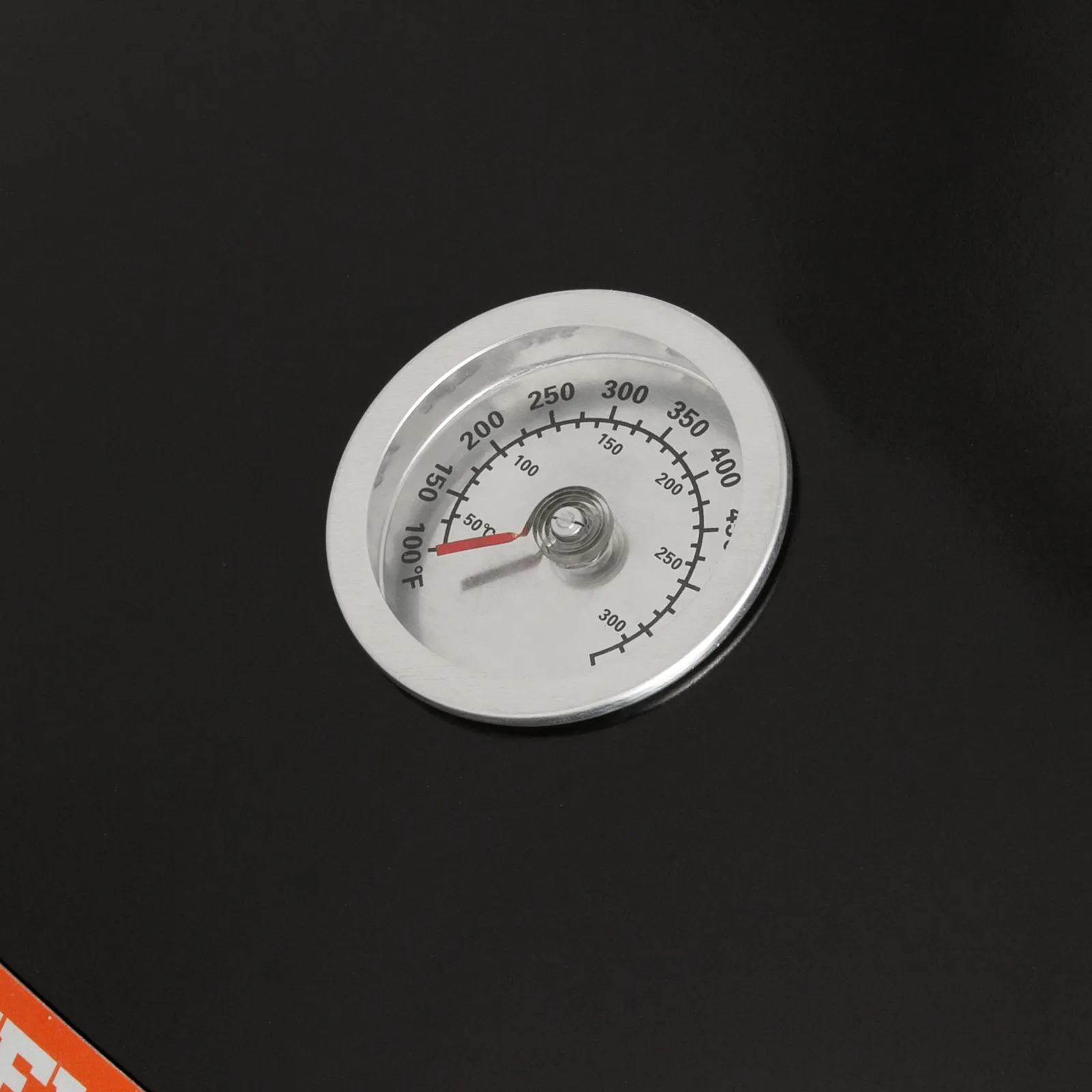 Termómetro en parrilla de carbón VEVOR que muestra la temperatura en una carcasa negra.